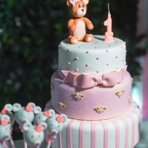 Charming teddy bear themed cake for a first birthday celebration, perfect for creating special memories.